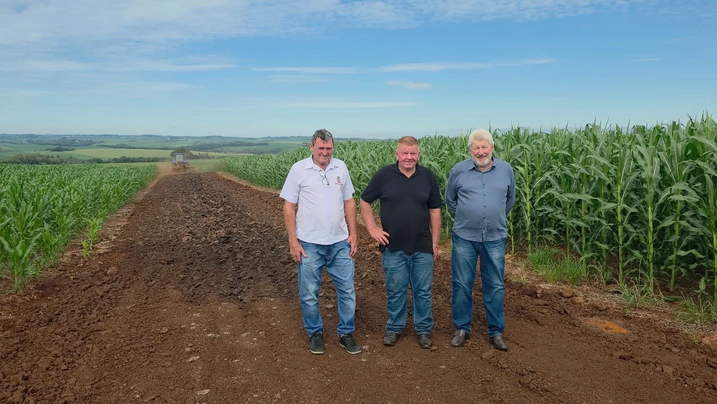 Prefeitura de Nova Santa Rosa realiza recuperação emergencial de estrada na Linha Guaramirim