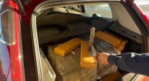 PRF apreende 150 kg de maconha espalhados em assoalho e porta-malas de veículo na BR-272, em Guaíra