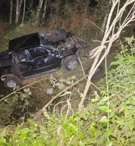 Batida entre caminhonete e moto deixa dois mortos no interior do PR