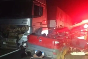 Acidente entre carros mata dois homens e deixa seis feridos no PR