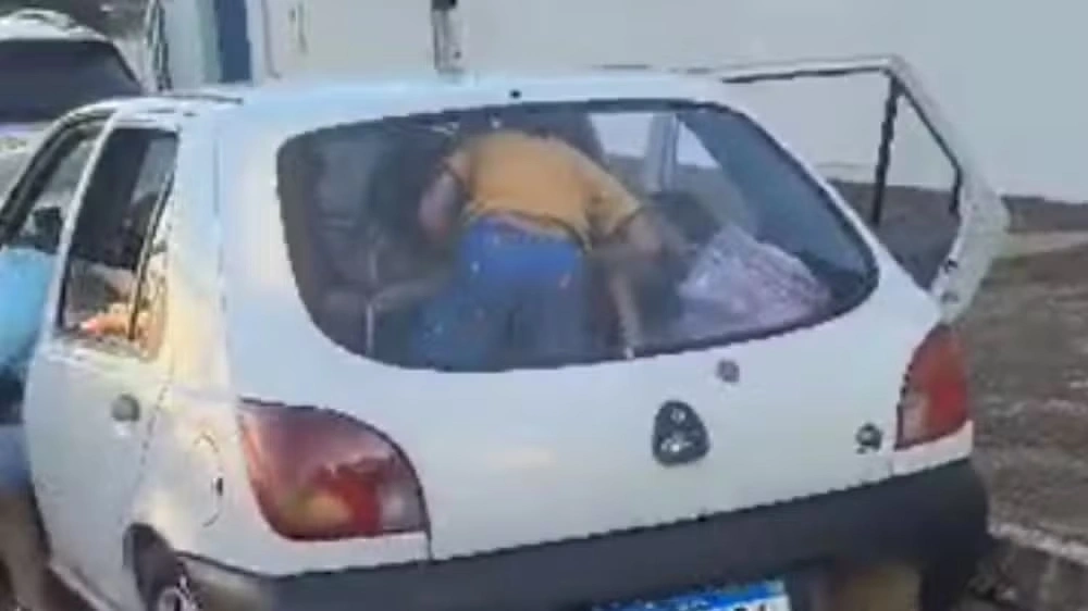 Criança sai do porta-malas em carro que transportava 11 pessoas em Cascavel