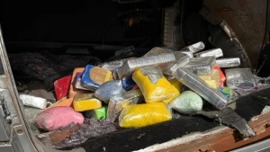 PRF apreende crack, haxixe e cocaína e prende mãe e filho na BR-369, em Ubiratã