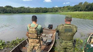 Homem é preso com 170 quilos de droga após perseguição no Lago de Itaipu, em Mercedes