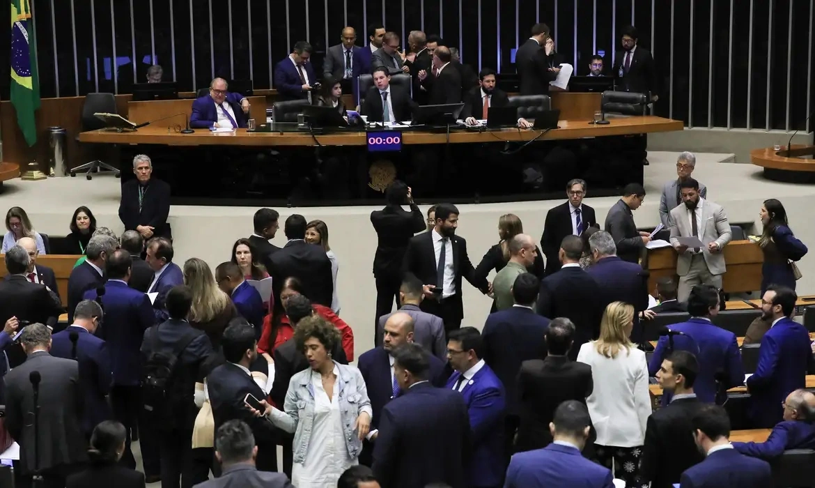 Janela para mudança de partido termina com mais de 20% de trocas na Câmara