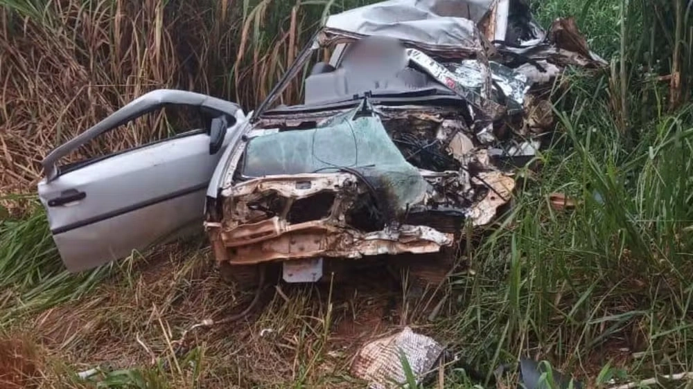 Pai, filho e enteado morrem após carro bater em caminhão em MG; mãe dos meninos estava grávida e perdeu o bebê