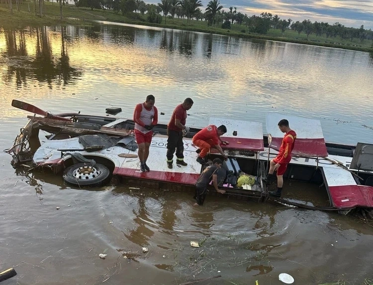 Ônibus cai em açude no interior do Maranhão e deixa ao menos 2 mortos e 14 feridos