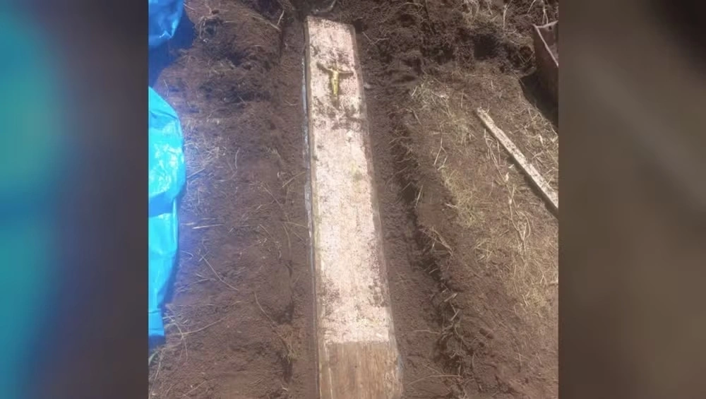 Novo morador encontra caixão com ossada humana enterrado em quintal de casa alugada em SC