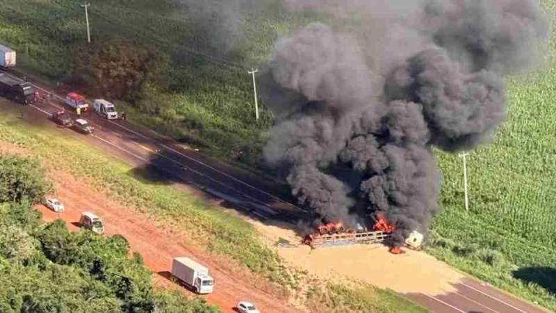 Carreta pega fogo após batida com caminhonete na BR-277 em Céu Azul