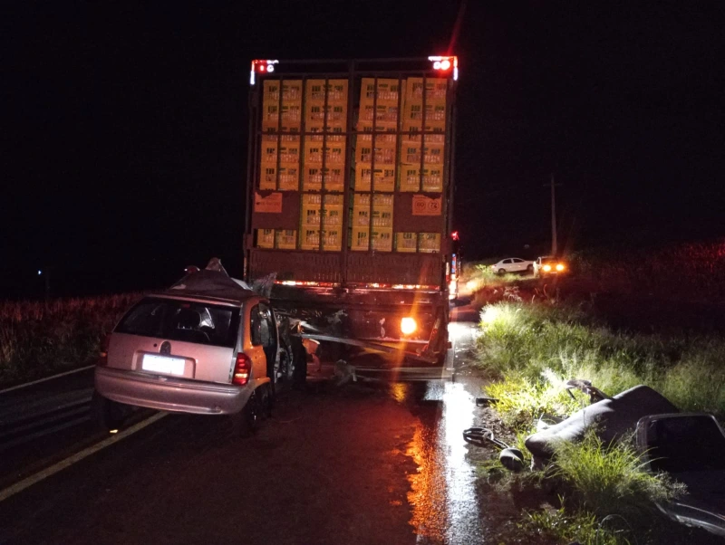 Colisão traseira deixa dois feridos na PR-574, em Cafelândia