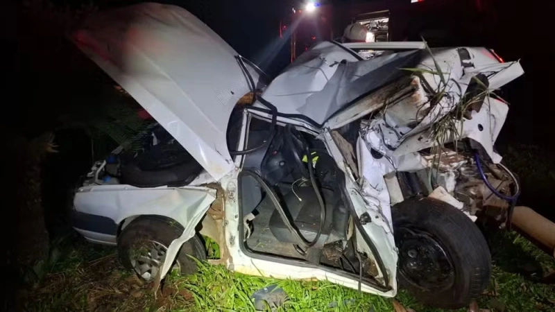 Motorista morre após ter carro atingido e arremessado contra poste, no Paraná
