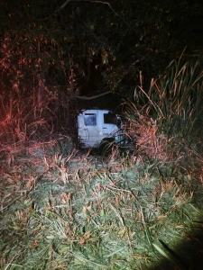 Caminhão sai da pista e motorista fica ferido na PR-239 em Iracema do Oeste