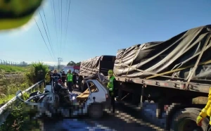 Acidente entre carro e caminhão deixa 5 mortos em rodovia de SC