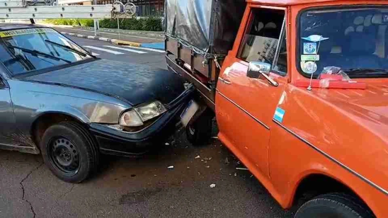 Caminhonete argentina de 1975 se envolve em batida no centro de Toledo