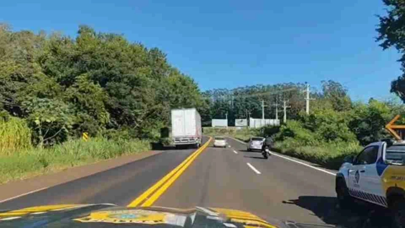 PRF flagra caminhoneiro em ultrapassagem perigosa em curva na BR-163, entre Toledo e Marechal