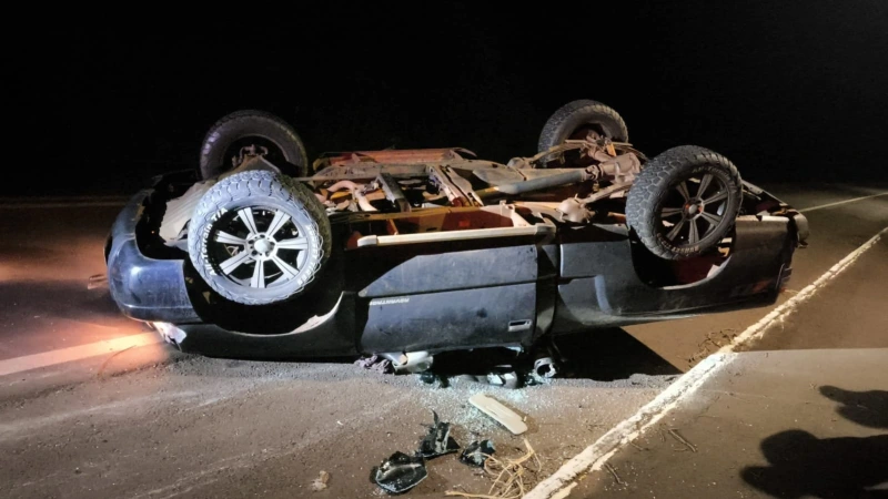 Veículo capota na PR-495 em Pato Bragado