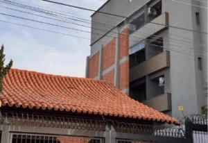 Morador constrói muro de 13 metros em MG para garantir privacidade e viraliza nas redes