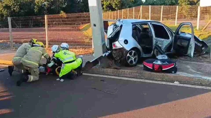Carro bate em poste e deixa quatro feridos na marginal da BR-163, em Toledo