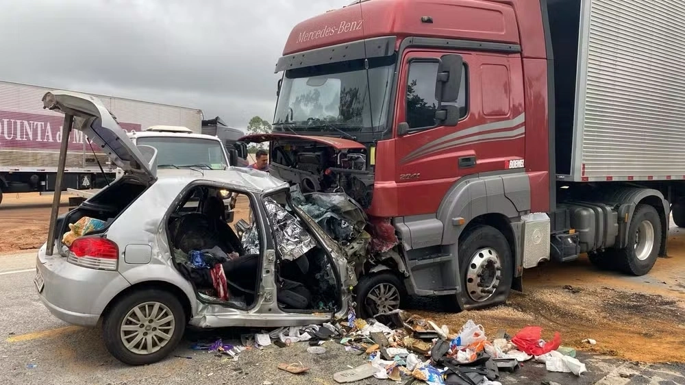 Seis pessoas de uma mesma família morrem em batida entre carro e carreta em rodovia mineira