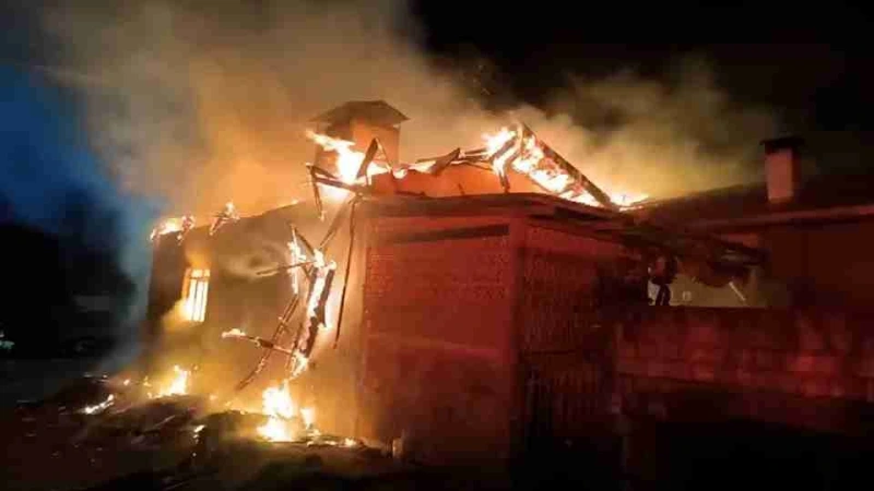 Incêndio de grandes proporções atinge restaurante em Nova Aurora