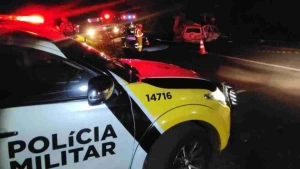 Motorista morre carbonizado após batida frontal entre carro e caminhão na PR-323