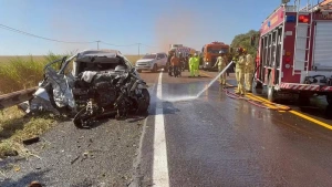 Enquanto transportava grávida, ambulância se depara com acidente entre quatro veículos e interrompe viagem para atender feridos, no Paraná