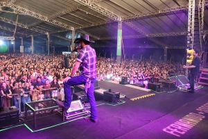 Fernando & Sorocaba reúnem grande público e marcam noite histórica na Expo Rosa 2026