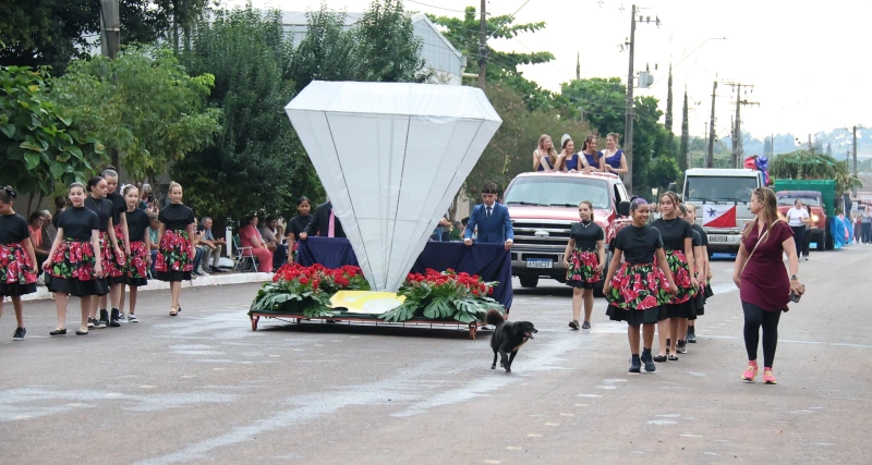 Desfile dos 50 anos de Nova Santa Rosa reúne multidão e mantém programação mesmo com chuva