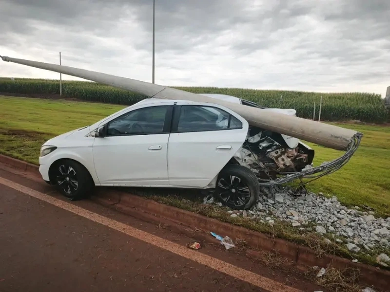 Motorista fica ferido após sair da pista e bater contra poste na PR-239 em Assis Chateuabriand
