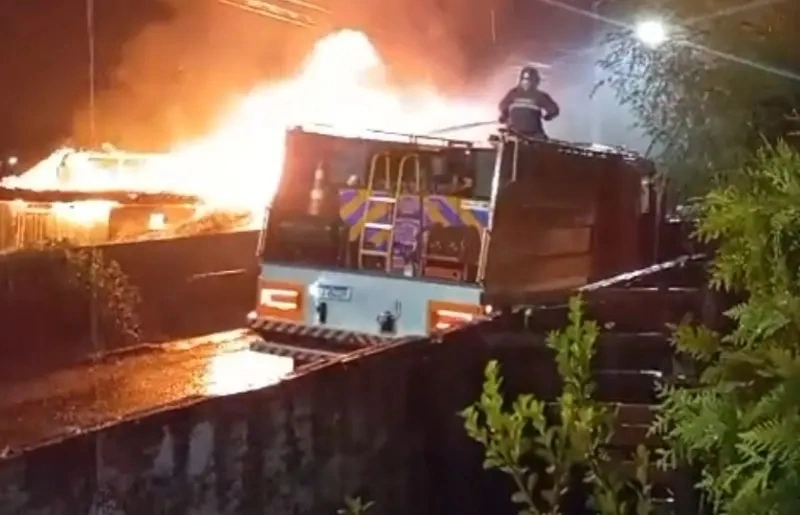 Incêndio destrói casa de madeira em Quedas do Iguaçu mesmo sob chuva