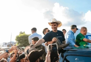 Flávio Bolsonaro diz que agro é "tratado como lixo"