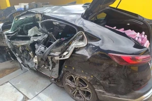 Policiais vão atender acidente com quatro veículos e encontram carro roubado com mais de 360 kg de maconha, no Paraná