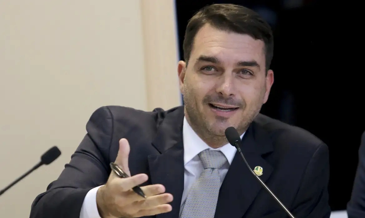 Flávio Bolsonaro nega escolha de ministros e diz que vice ainda não está definido