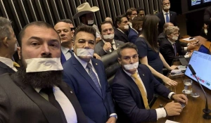 Relator pede suspensão de deputados por invasão à Câmara após prisão de Bolsonaro