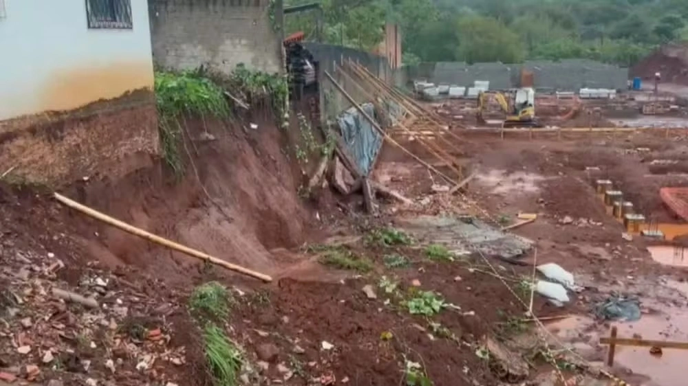 Temporal derruba muro e inunda escola em Cascavel