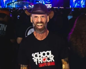 'Não vou faltar no meu': homem com câncer terminal organiza festa para o próprio velório (em vida)