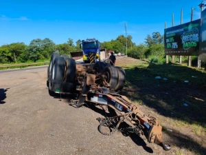 Segundo acidente na Ponte Ayrton Senna nesta sexta-feira (1º) bloqueia rodovia após carreta tombar