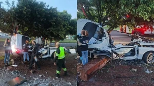 Duas pessoas morrem após carro bater contra poste em Cascavel