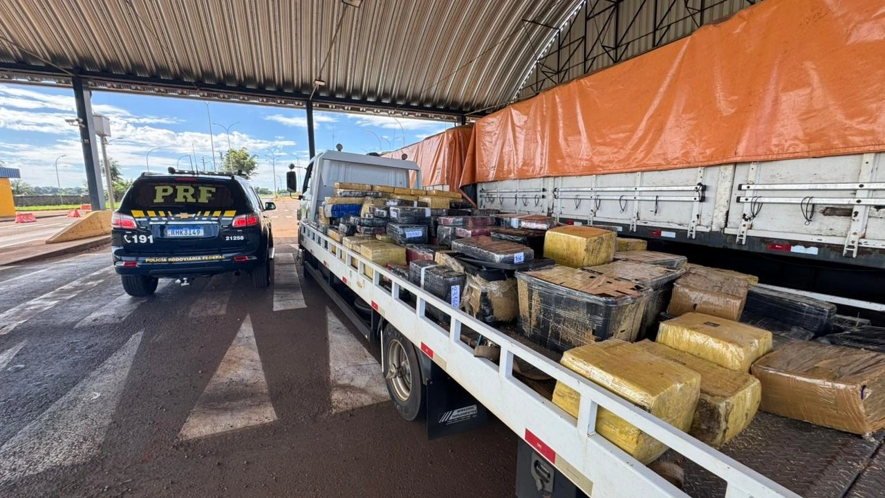 PRF apreende em Mercedes quase quatro toneladas de maconha  que seguiam para o Porto de Paranaguá