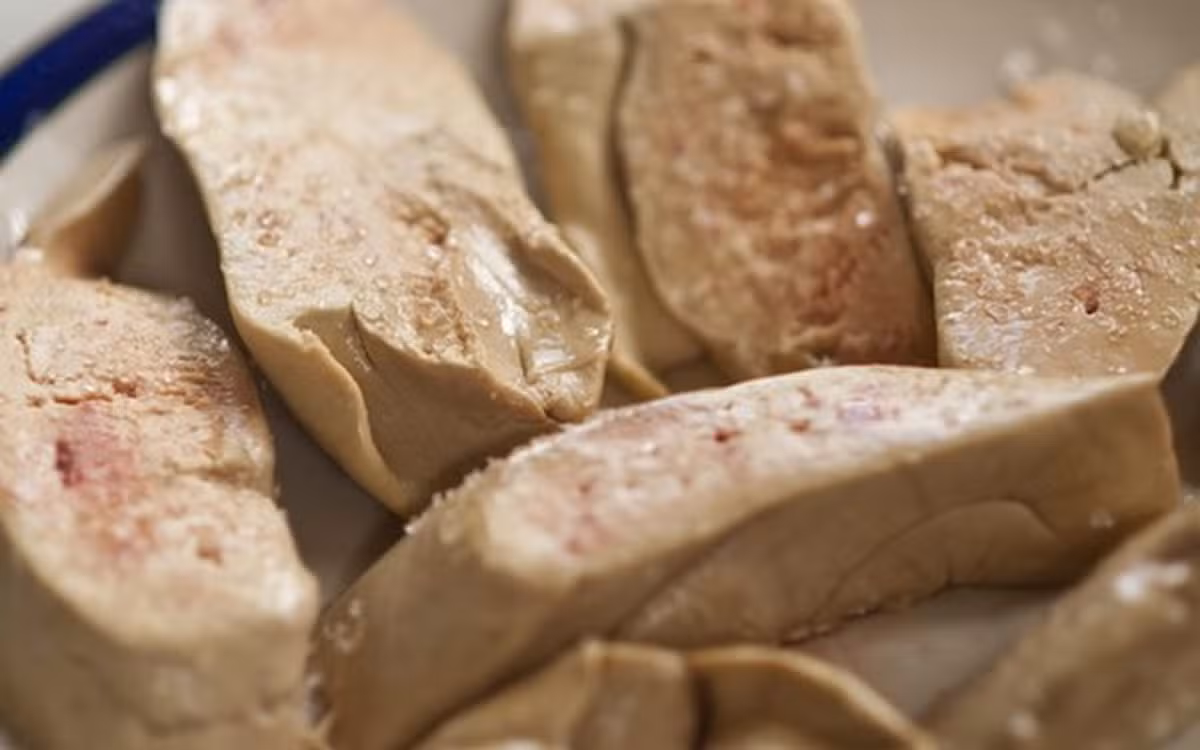 Engorda forçada de aves: como é feito o foie gras, prato francês prestes a ser proibido no Brasil