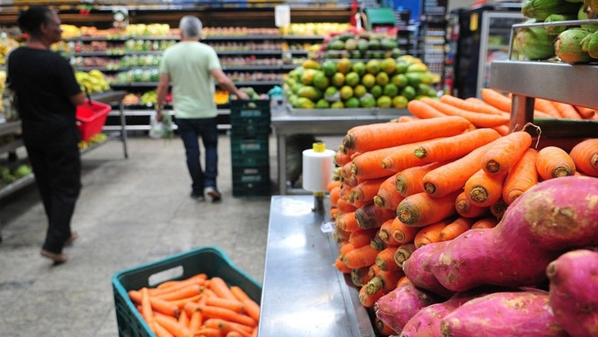 IPCA-15: alimentos mostram inflação mais forte em abril, diz IBGE