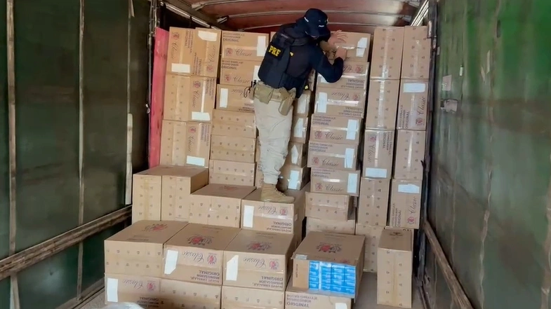 PRF apreende caminhão com 300 mil maços de cigarros em Marechal Cândido Rondon