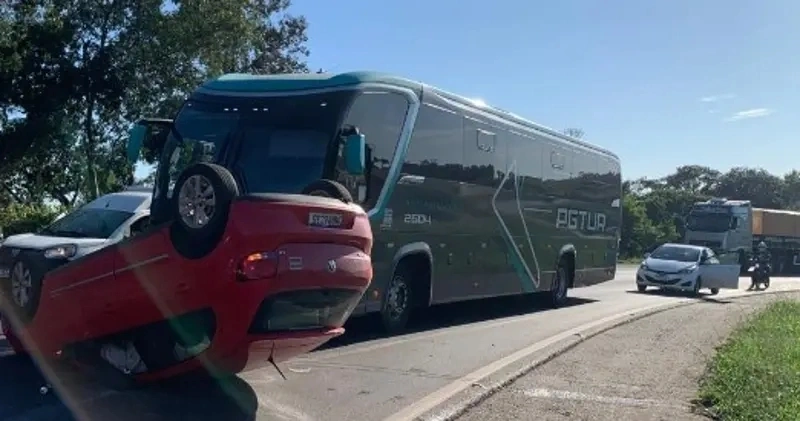 Perseguição cinematográfica termina com homem foragido e acidente com ônibus na rodovia