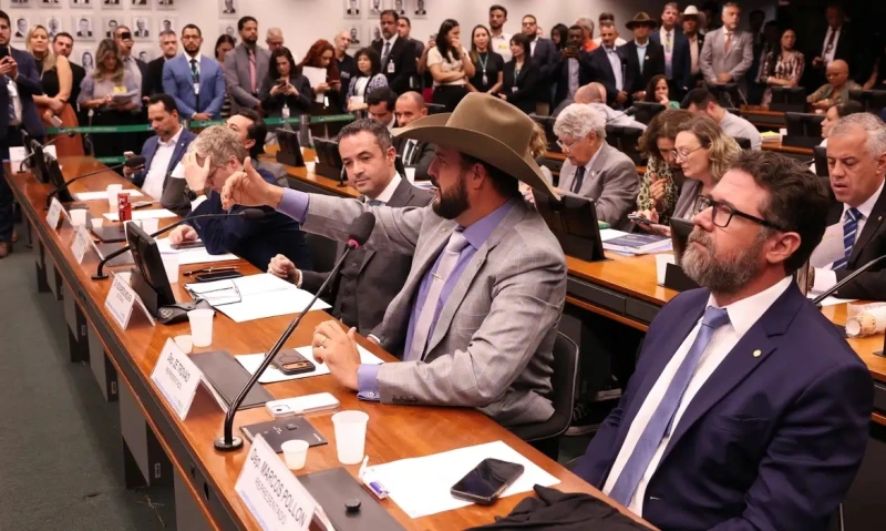 Deputados que ocuparam mesa da Câmara têm mandato suspenso por 60 dias