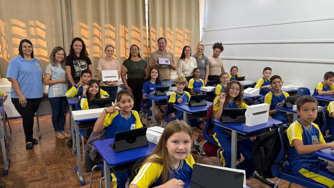 Maripá investe mais de R$ 400 mil em tecnologia educacional e entrega tablets para alunos da rede municipal