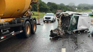 Motor de carro é arrancado após capotamento violento na PRC-467 em Cascavel