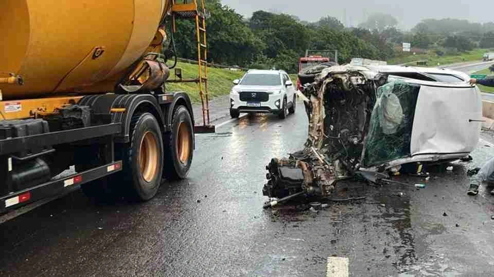 Motor de carro é arrancado após capotamento violento na PRC-467 em Cascavel