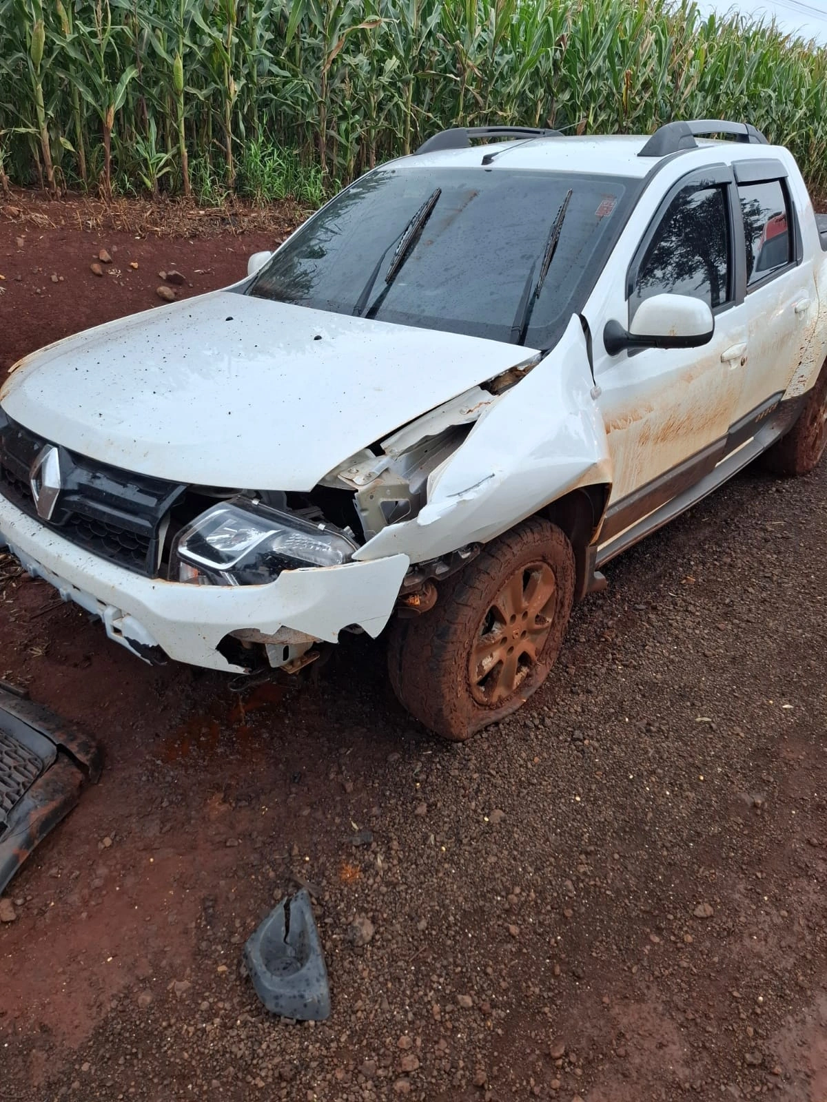 Mulher perde controle de veículo e colide contra barranco na PR-182, em Maripá