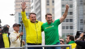 "Se Jair quiser, óbvio que terá cargo no meu governo", afirma Flávio Bolsonaro