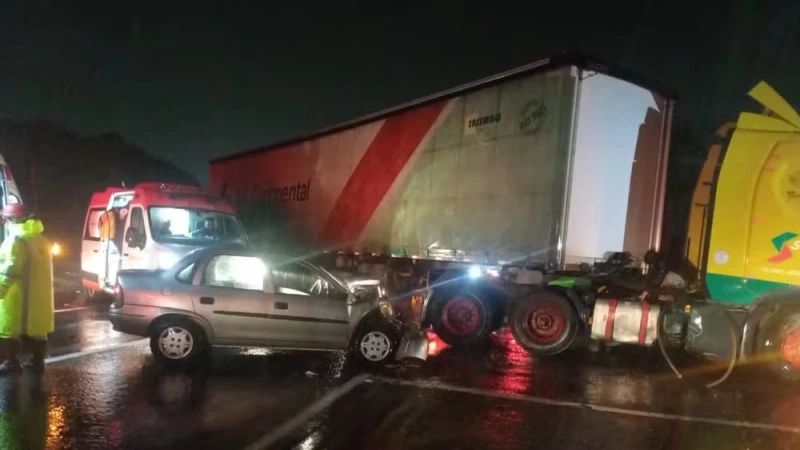 Idosa morre após carro bater em carreta que estava fazendo retorno em rodovia, no Paraná