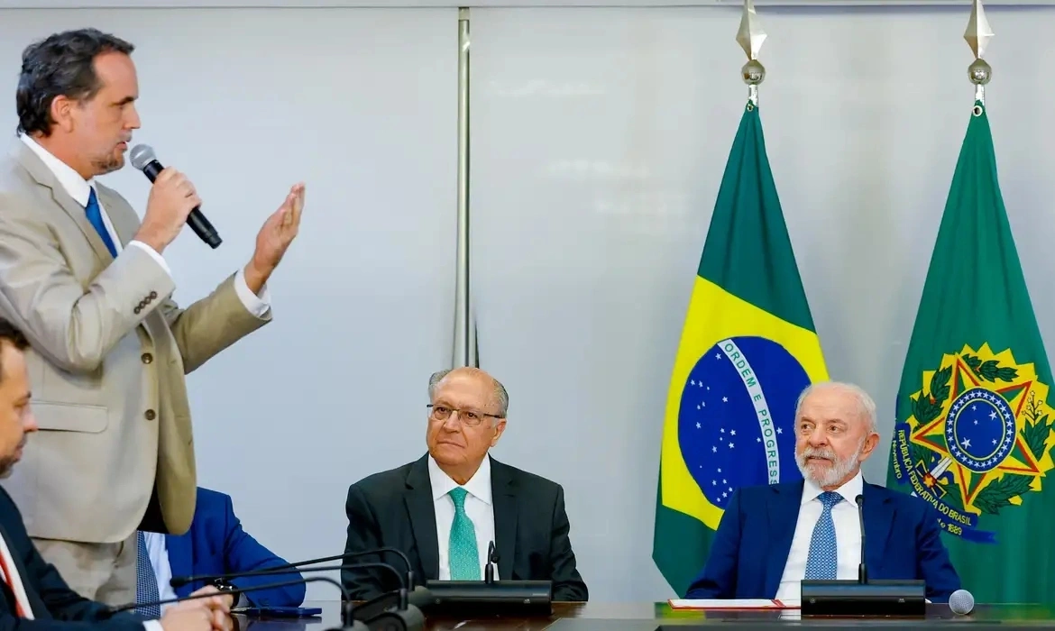 Lula assina MP e zera "taxa das blusinhas"